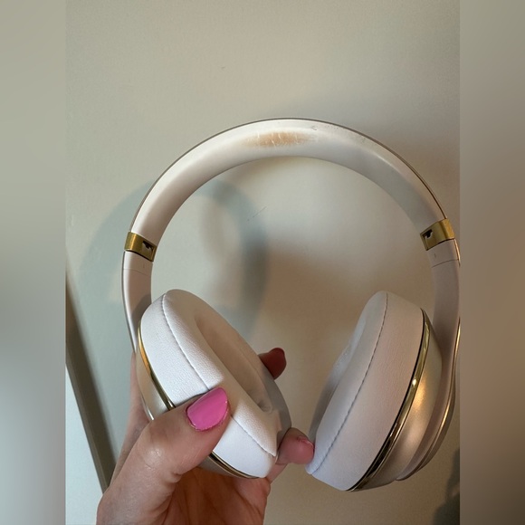 Beats Solo 3 Wireless Headphones - Gold - Picture 4 of 10
